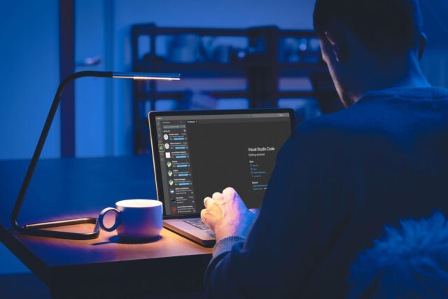 Ein Mann verzweigt mit Visual Studio